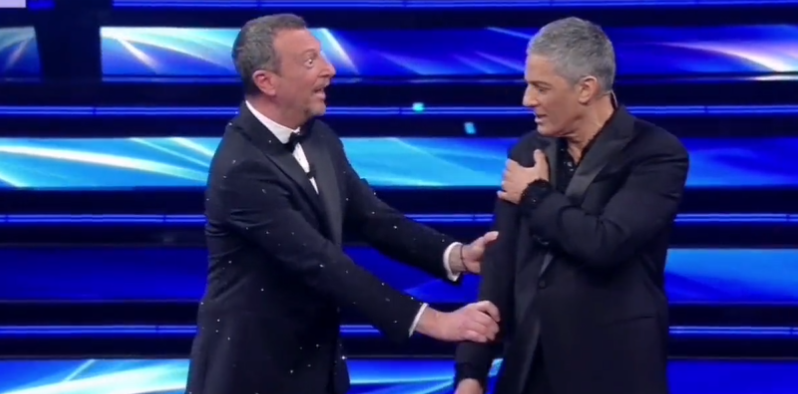 La perculata di Fiorello alle fake news dei no vax su vaccini, grafene e microchip | VIDEO article-post