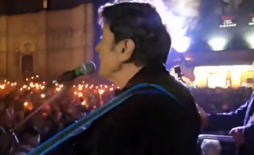 Gianni Morandi canta “C’era un ragazzo” alla fiaccolata contro la guerra in Ucraina a Bologna | VIDEO article-post