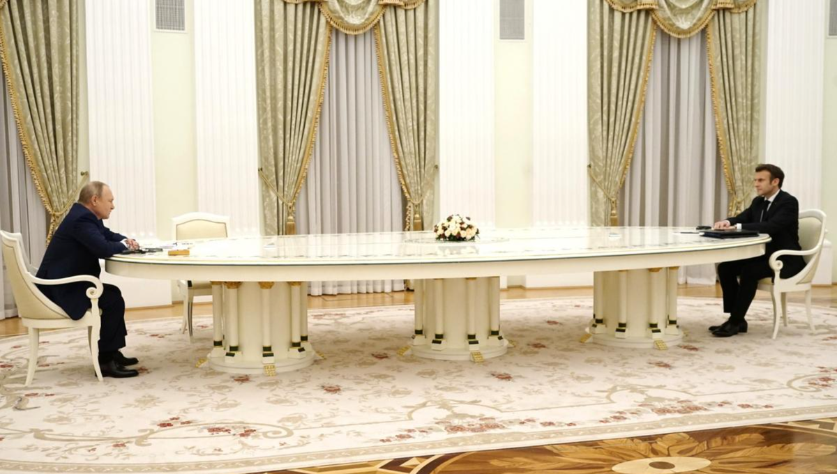 La storia dietro la foto tra Putin e Macron ai lati del tavolo durante l’incontro a Mosca article-post