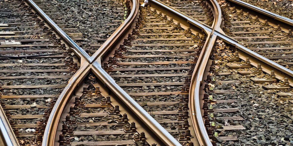 Un treno merci a Pavia ha trascinato per 20 metri e fatto ribaltare un passeggino con dentro un neonato article-post