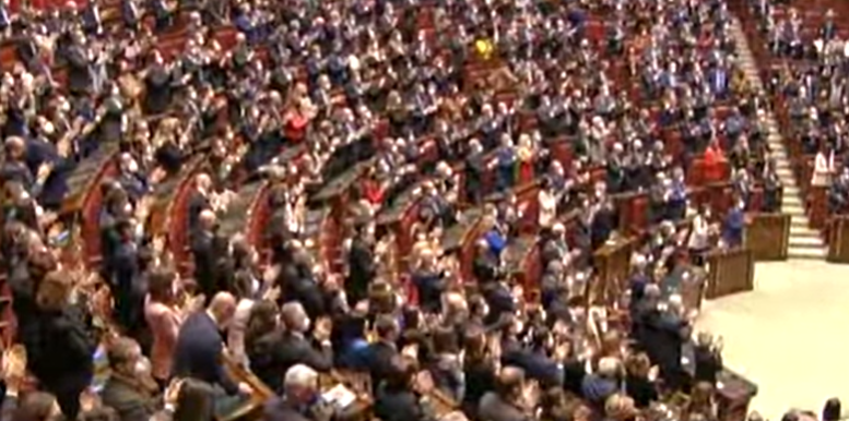 La standing ovation del Parlamento a Mattarella dopo il giuramento | VIDEO article-post