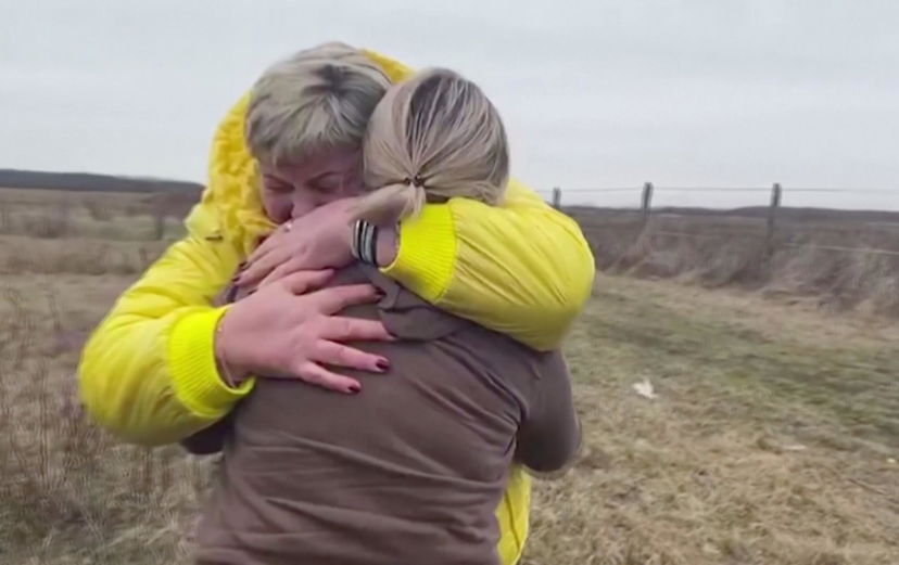 Il coraggio della donna ucraina che accompagna i figli di uno sconosciuto oltre il confine article-post
