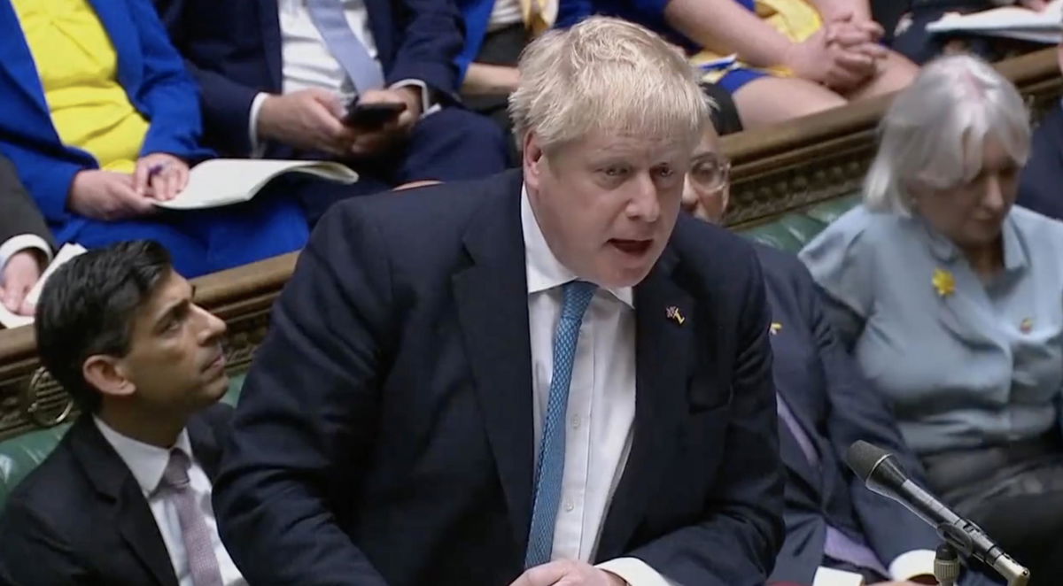 La foto che inchioda Boris Johnson: un brindisi a un party abusivo durante il lockdown article-post