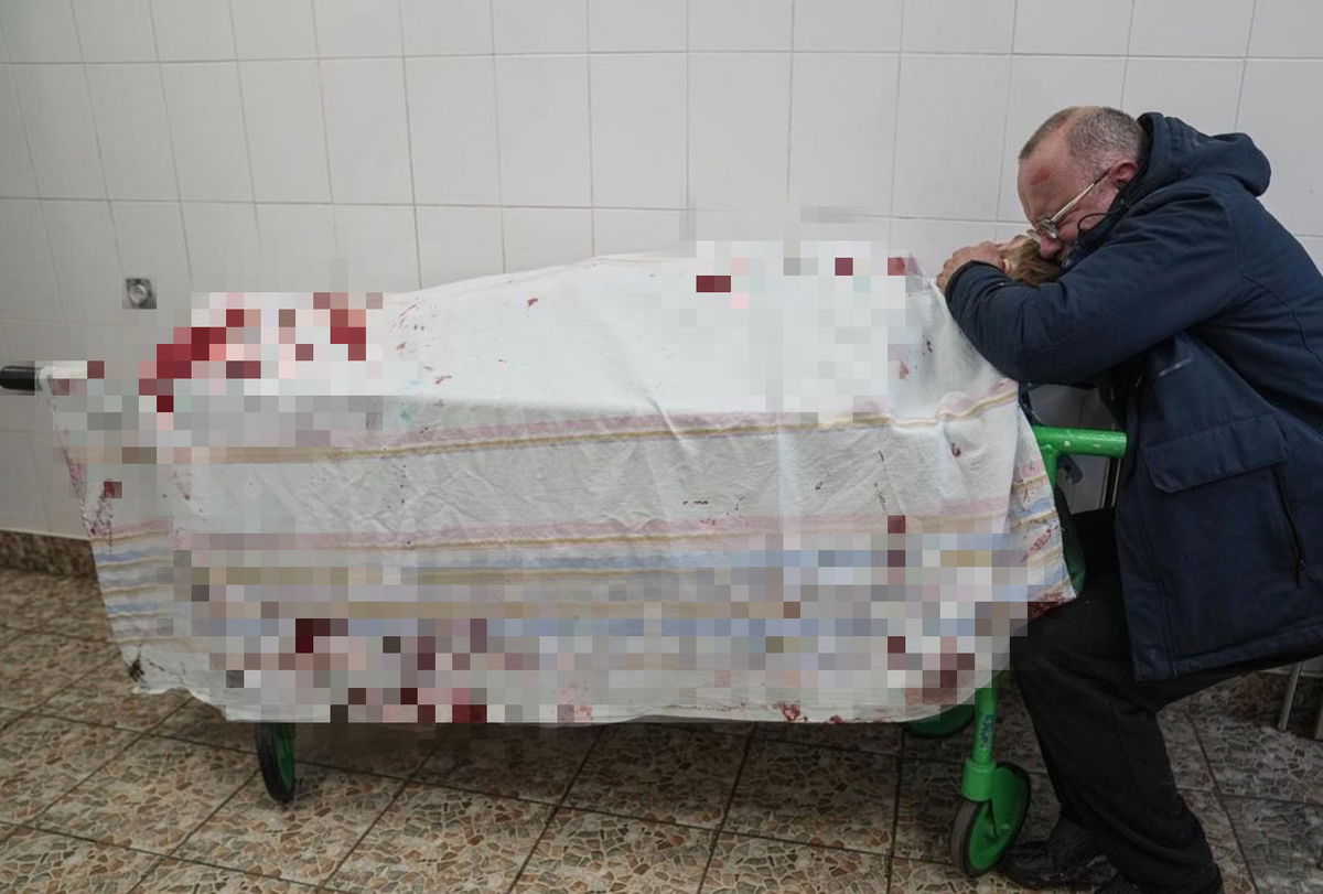 Immagini di Guerra: il padre che piange il figlio ucciso dal bombardamento su Mariupol mentre giocava a calcio article-post