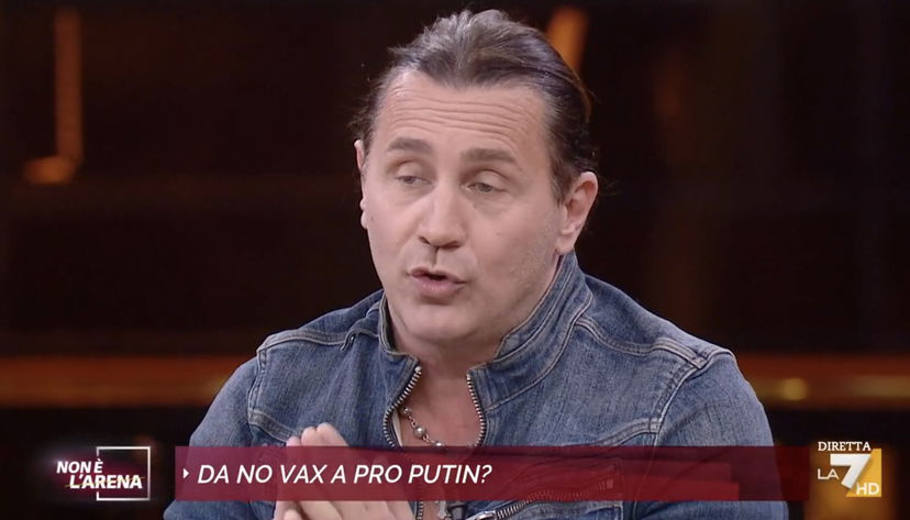 I deliri di Povia su Zelensky che dovrebbe “abdicare al trono” | VIDEO article-post
