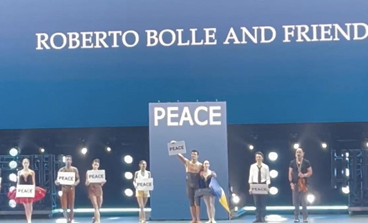L’abbraccio di Roberto Bolle alla ballerina con la bandiera ucraina | VIDEO article-post