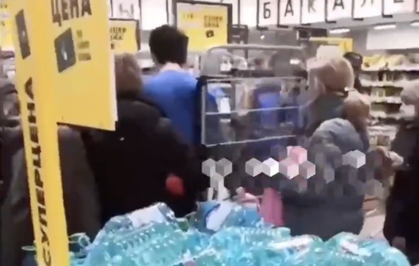 La ressa nei supermercati di Mosca per accaparrarsi lo zucchero | VIDEO article-post