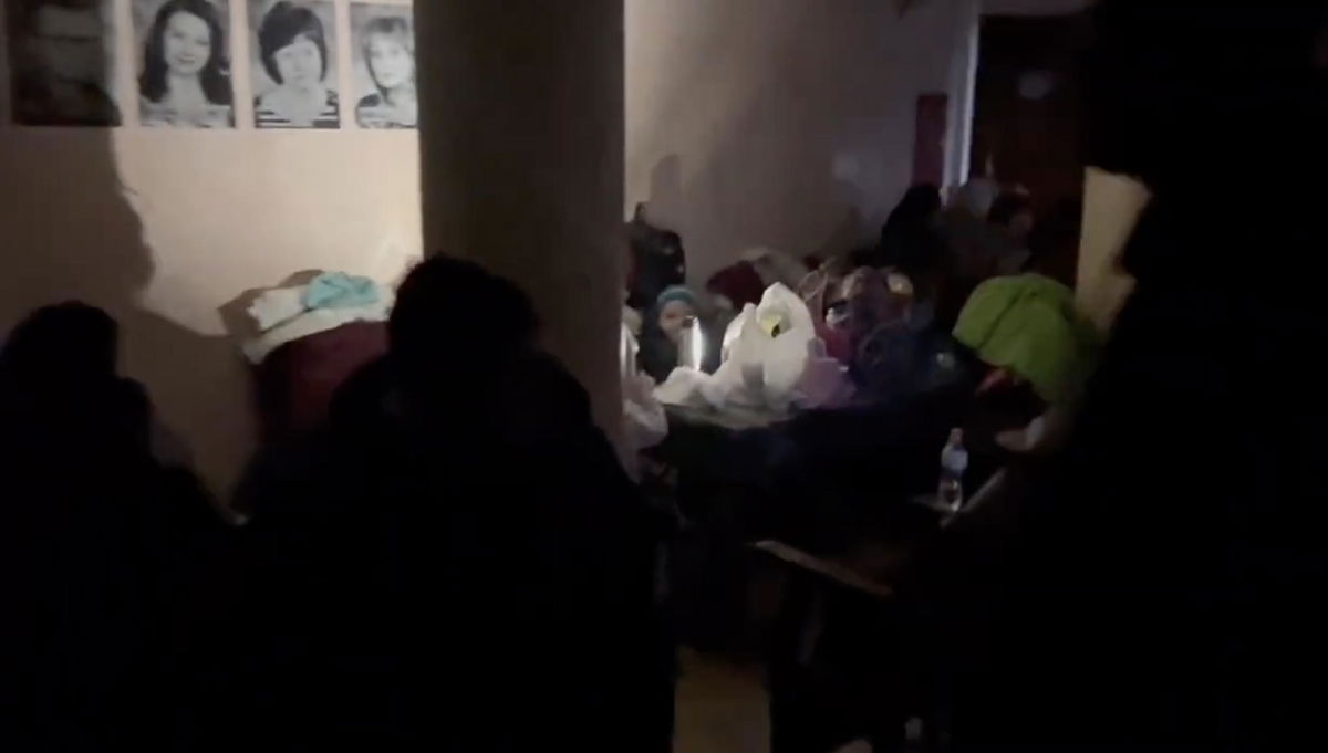 La strage del teatro di Mariupol: il video con i civili prima del bombardamento e quello dopo l’attacco article-post