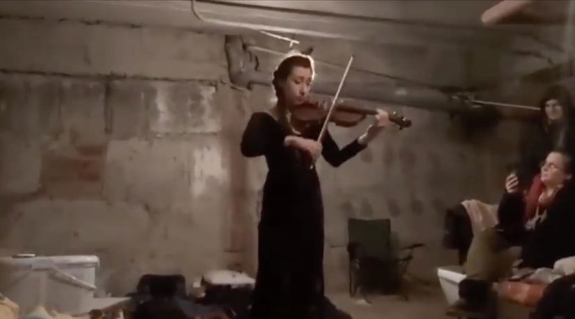 Vera Lytovchenko, la violinista ucraina che suona dal bunker per “dimostrare che siamo ancora vivi” | VIDEO article-post