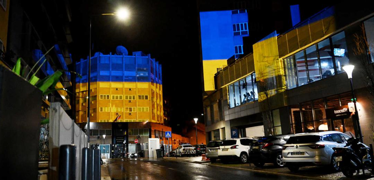 L’ambasciata russa di Lisbona illuminata con i colori della bandiera dell’Ucraina article-post