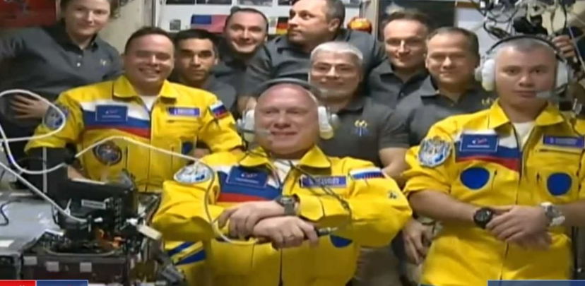 I tre astronauti russi che indossano la divisa con i colori dell’Ucraina article-post