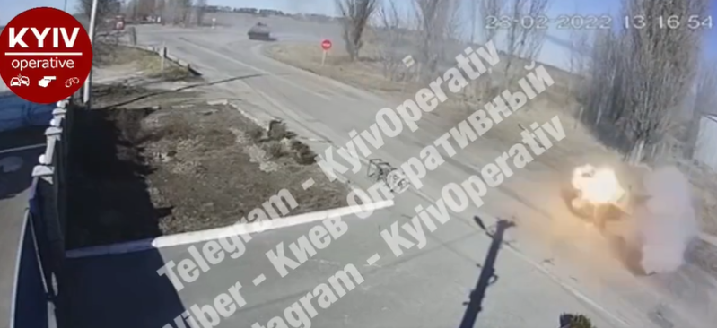 auto carro armato russo coppia anziani ucraini