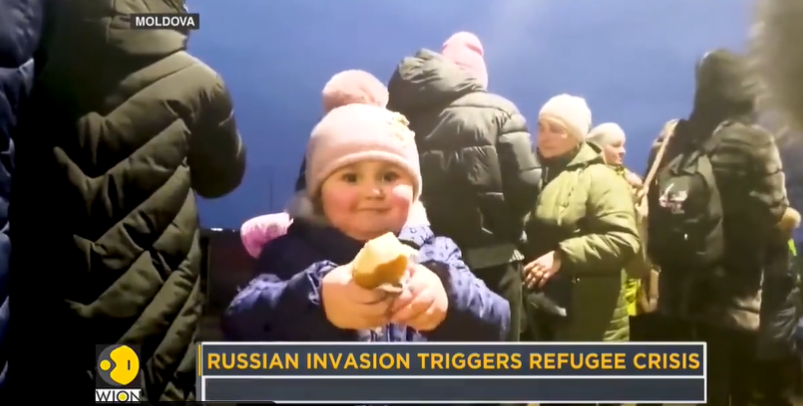 La piccola profuga ucraina che offre il suo panino a chi la guarda attraverso la videocamera | VIDEO article-post