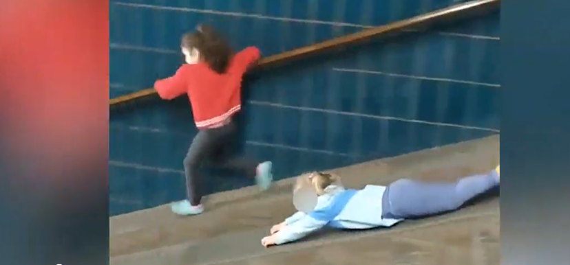 Le bambine di Kyiv chiuse nella metro che fanno lo scivolo sulle rampe | VIDEO article-post