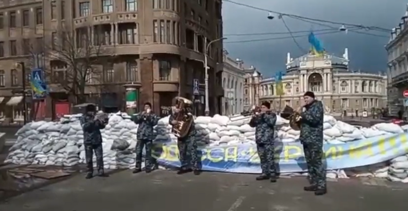 La banda militare ucraina che suona Don’t worry be happy in attesa dell’attacco russo a Odessa | VIDEO article-post