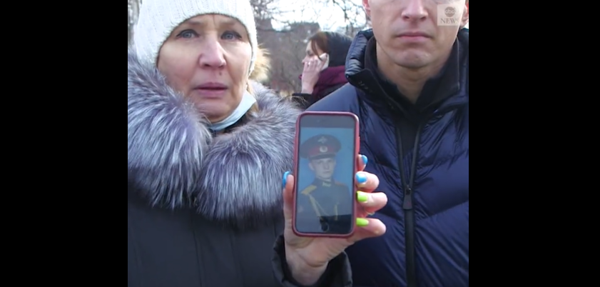 “Putin fermati e ridammi mio figlio”: la madre di un soldato russo protesta e scappa dalla polizia | VIDEO article-post