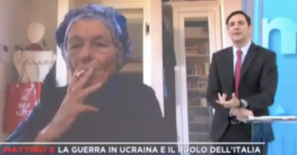 Emma Bonino fuma in diretta (da casa) e al conduttore di Mattino 5 non va giù article-post