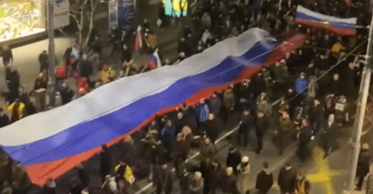 La manifestazione a Belgrado in favore di Putin e della Russia | VIDEO article-post