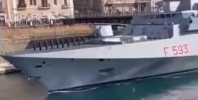 Gli insulti dei manifestanti contro la nave della marina militare a Taranto | VIDEO article-post