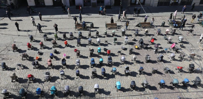 I 109 passeggini vuoti in piazza a Leopoli per ricordare a Putin quanti bambini ha ucciso dall’inizio della guerra article-post