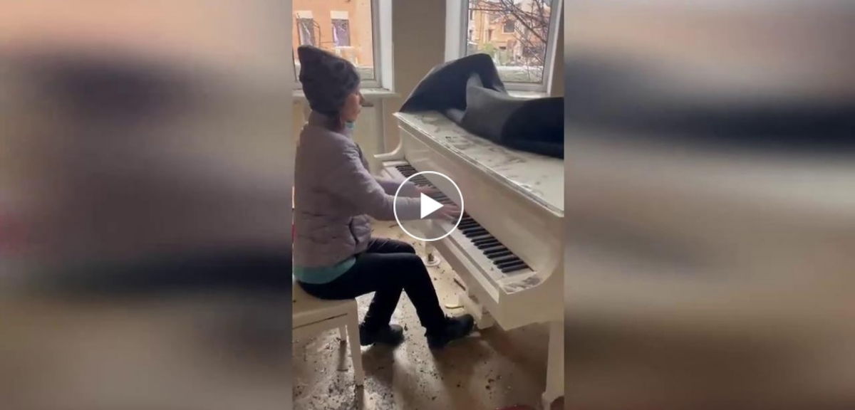 L’addio (toccante) della pianista ucraina alla sua casa colpita dalle bombe | VIDEO article-post