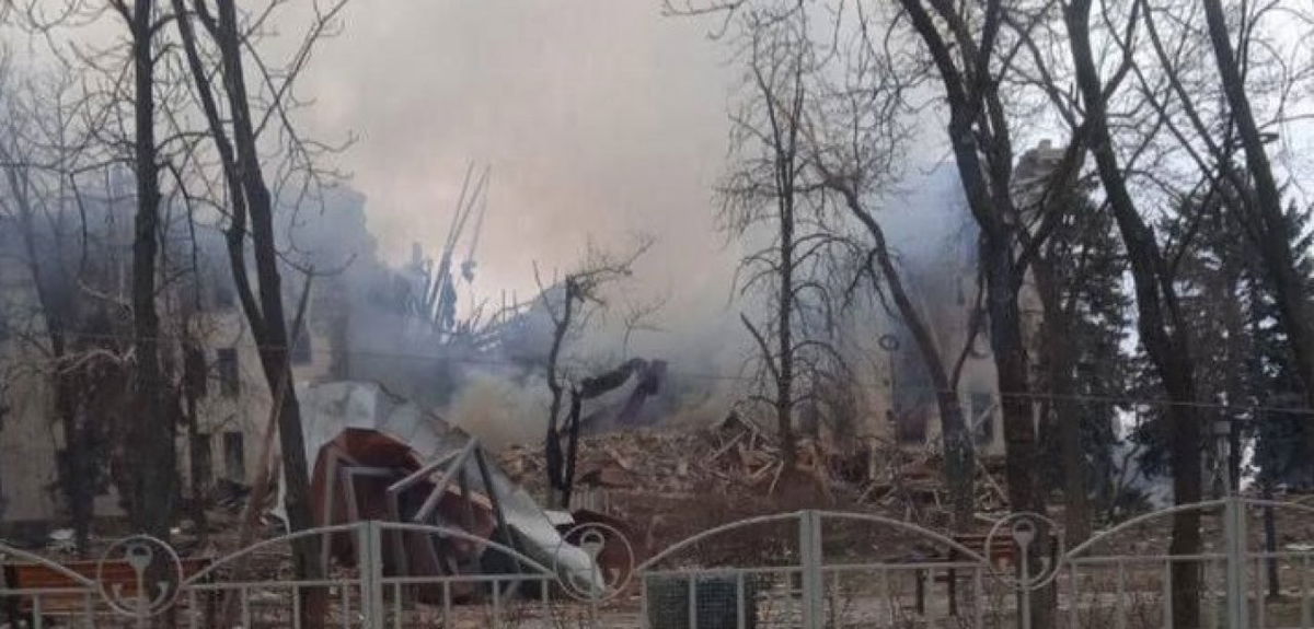 “Il rifugio del teatro di Mariupol ha resistito, i superstiti stanno uscendo dalle macerie” article-post