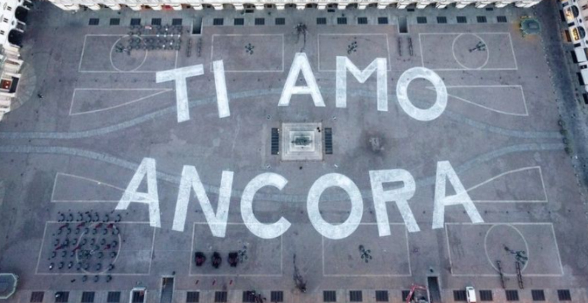 Perché Torino questa mattina si è svegliata con l’enorme scritta “Ti amo ancora” in Piazza San Carlo? article-post