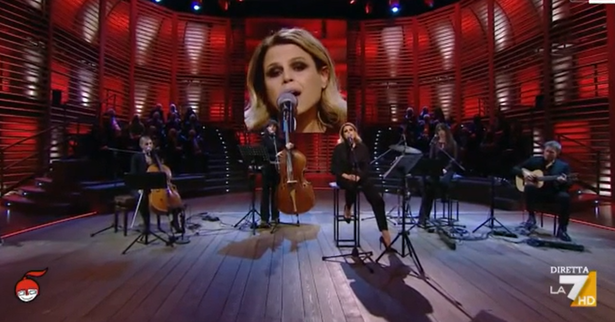 Tosca canta la ninna nanna ucraina “Il sogno passa davanti alla finestra” | VIDEO article-post