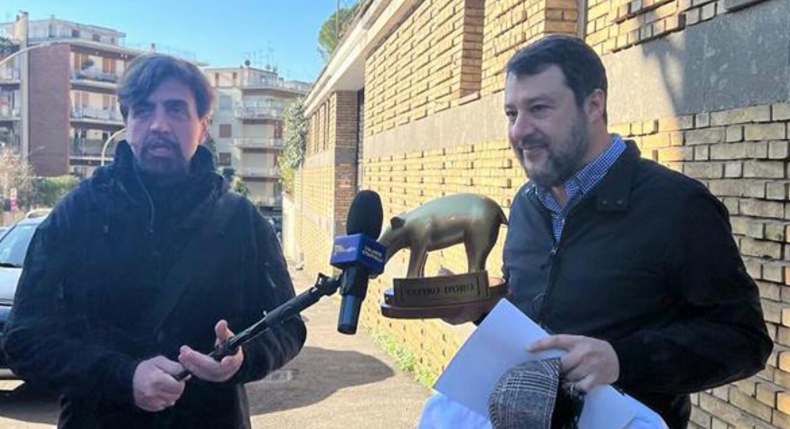 Il Tapiro d’oro a Salvini per la figuraccia in Polonia con la maglietta di Putin article-post
