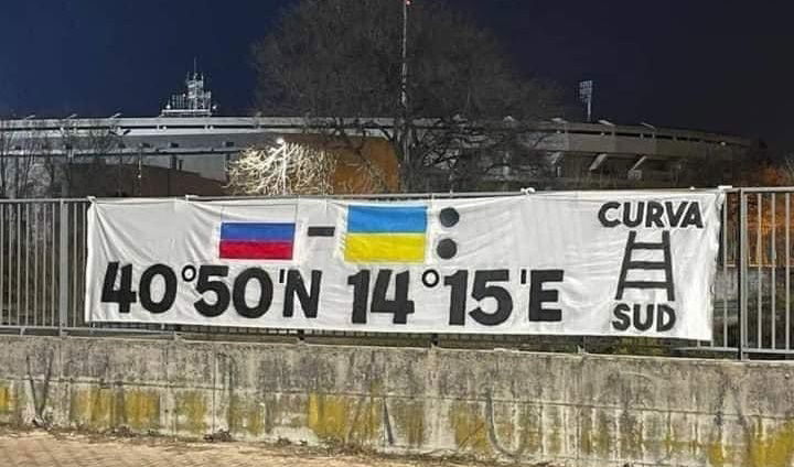 Il vergognoso striscione dei tifosi del Verona che suggeriscono a Russia e Ucraina di bombardare Napoli article-post
