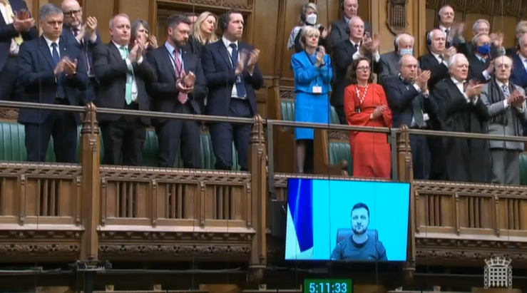 Zelensky, il discorso in cui evoca Churchill e la standing ovation del parlamento britannico | VIDEO article-post