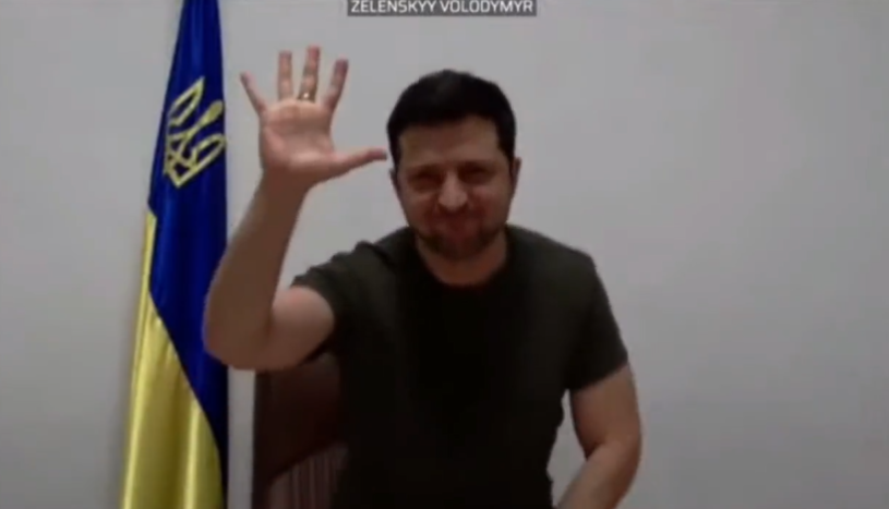 Zelensky smentisce le notizie da Mosca: “Non sono scappato in Polonia, sono a Kyiv a lavorare” | VIDEO article-post
