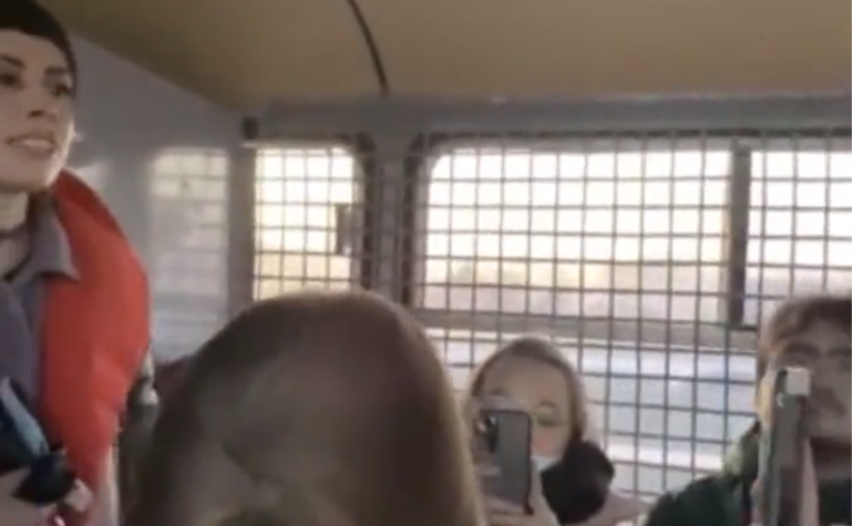 I manifestanti russi anti-Putin che cantano “Zombie” dei The Cranberries mentre la polizia li porta via | VIDEO article-post