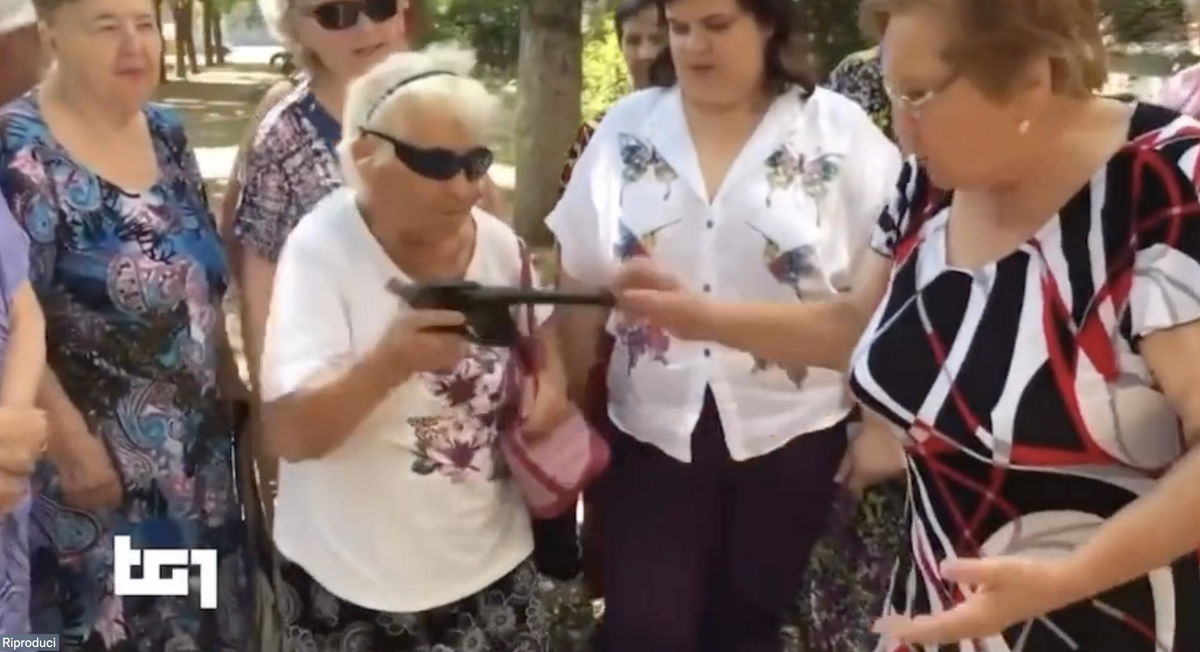 La storia delle anziane russe che distruggono un iPad con il calcio di una pistola | VIDEO article-post