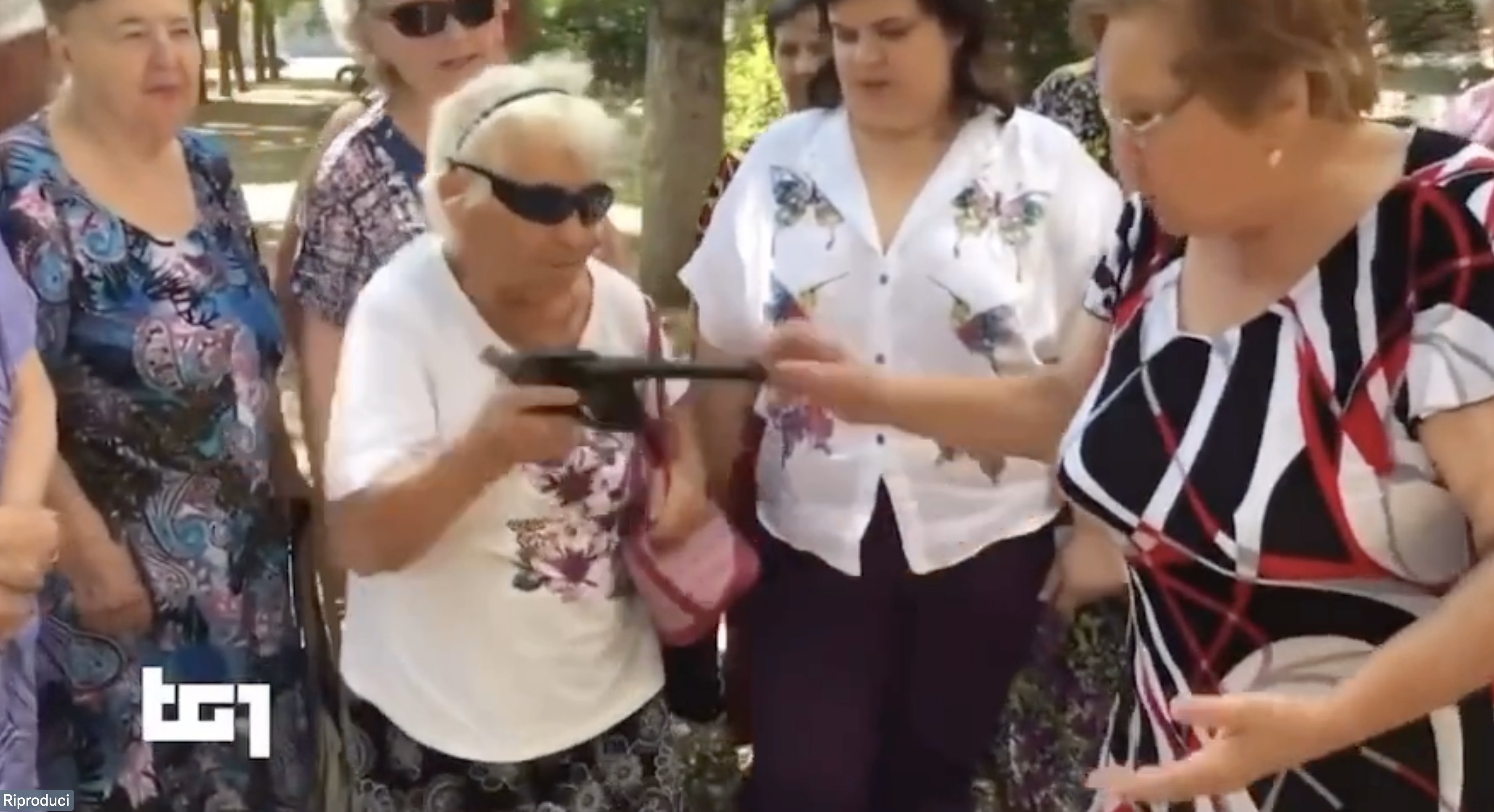 Anziane russe distruggono iPad
