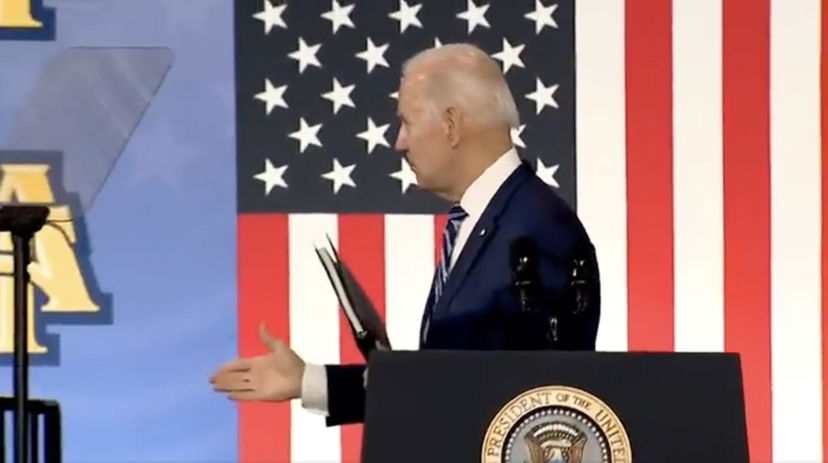 Il video di Biden che si volta per dare la mano a un “vicino” inesistente preview