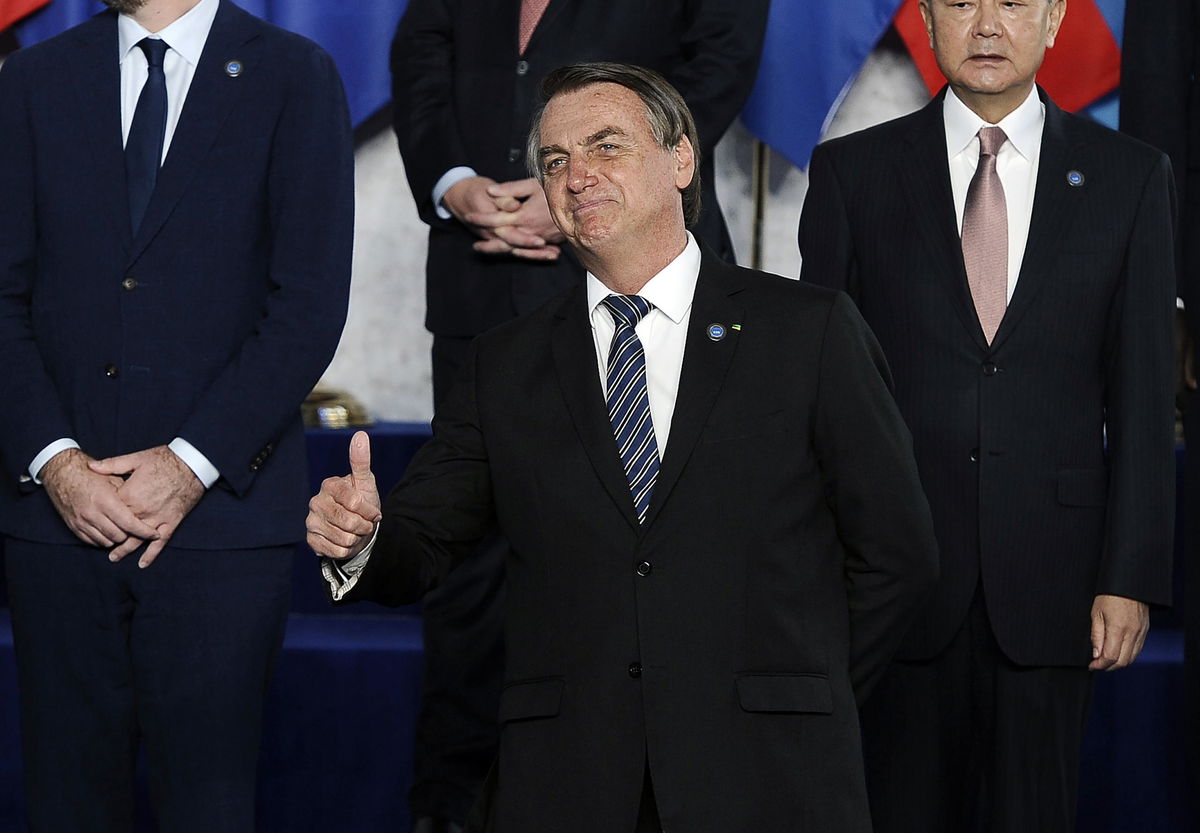 La storia di Bolsonaro che ha comprato 35mila pillole di Viagra per i suoi soldati article-post