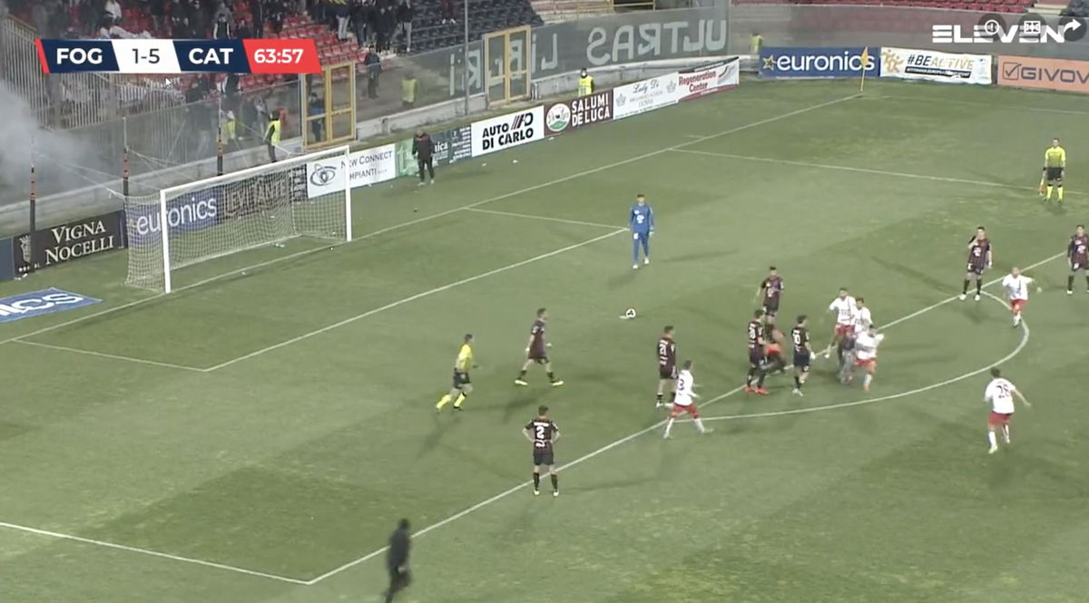 L’incredibile aggressione all’ex giocatore durante Foggia-Catanzaro | VIDEO article-post