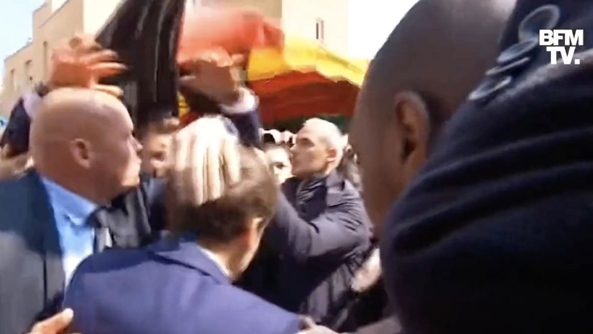 La prima uscita pubblica di Macron dopo la rielezione non è andata benissimo | VIDEO article-post