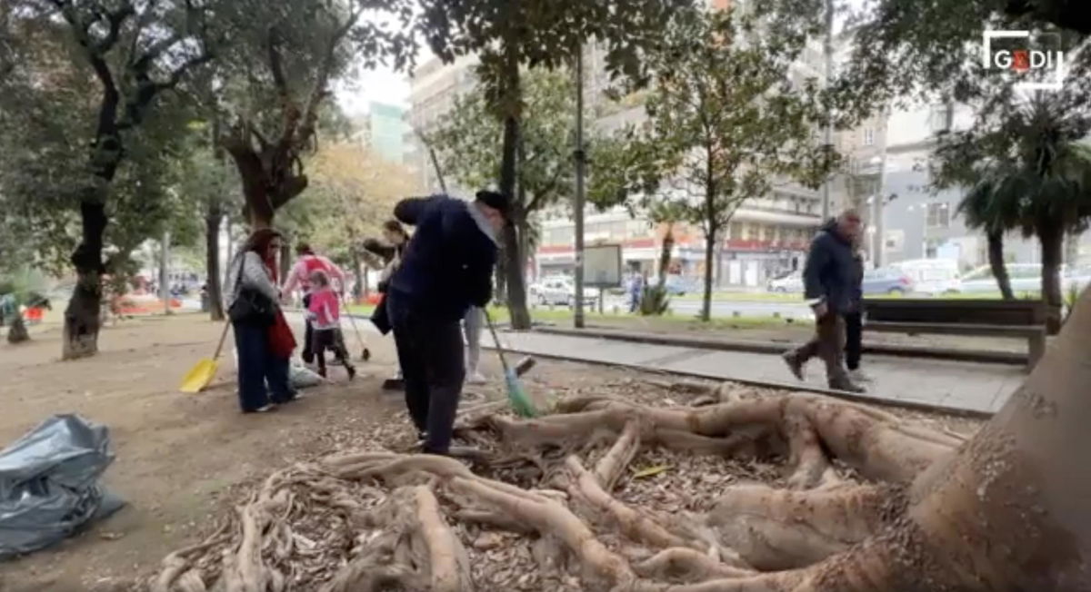 “Vi vogliamo ringraziare così”, i profughi ucraini puliscono i giardini di Napoli article-post
