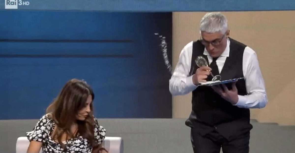 Il cameriere che fa cadere lo champagne davanti a Sabrina Ferilli | VIDEO article-post