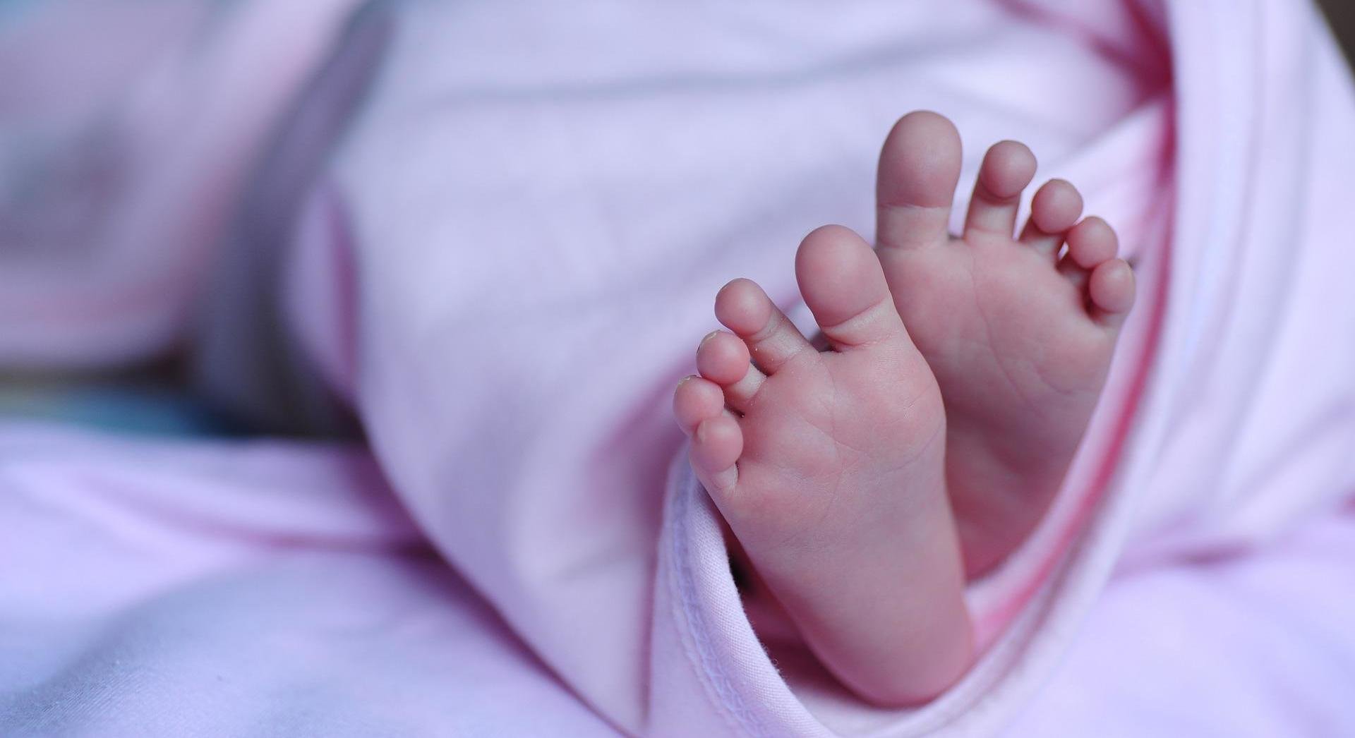 neonata martano lecce tentato omicidio coltello madre