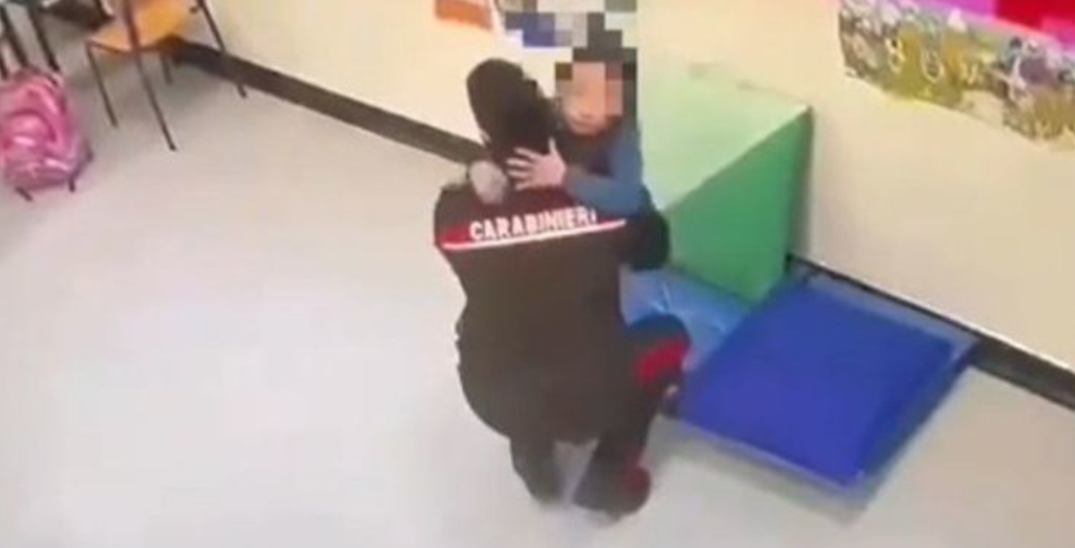 La maestra arrestata dai carabinieri di Brescia perché maltrattava una bimba disabile a scuola article-post