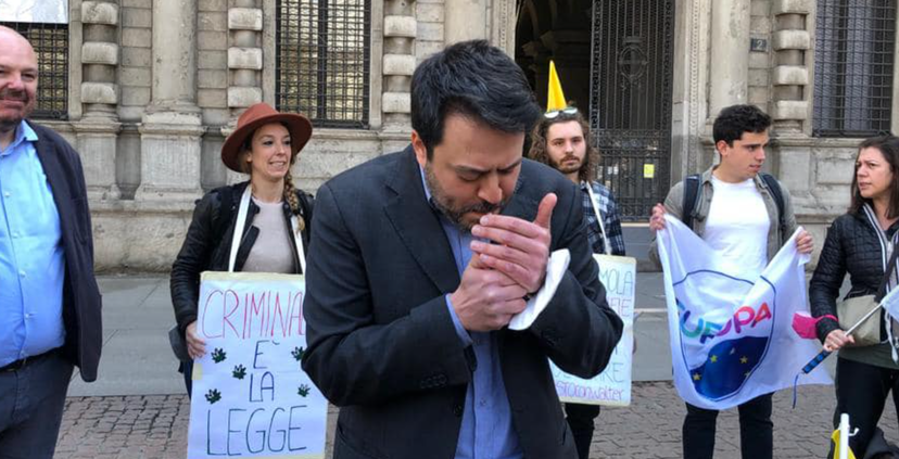 Daniele Nahum, il consigliere comunale del Pd di Milano che si accende “una canna” sotto Palazzo Marino article-post