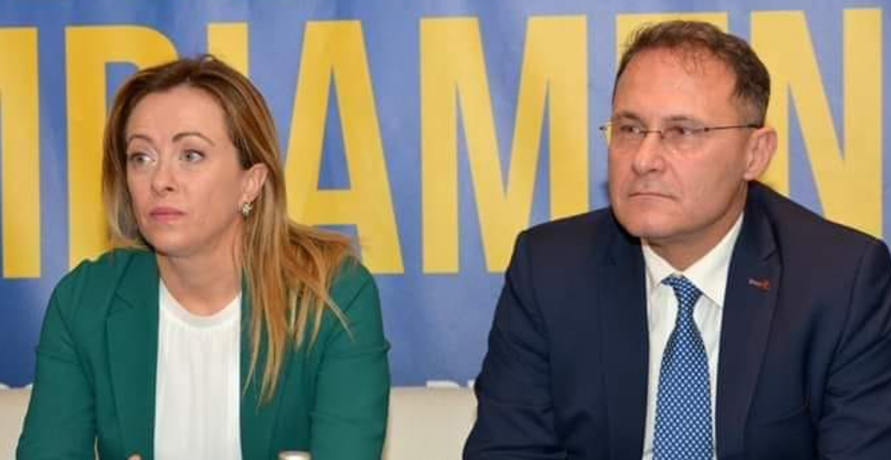 Edmondo Cirielli (FdI) vedrebbe bene la deportazione in Ruanda degli immigrati irregolari in Italia article-post
