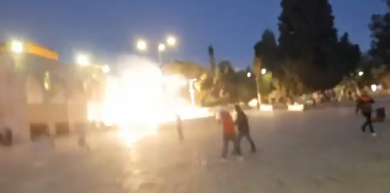 Gli scontri tra palestinesi e polizia israeliana sulla Spianata delle Moschee a Gerusalemme | VIDEO article-post