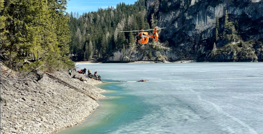 lago di braies turisti acqua ghiaccio Peter Hellweger
