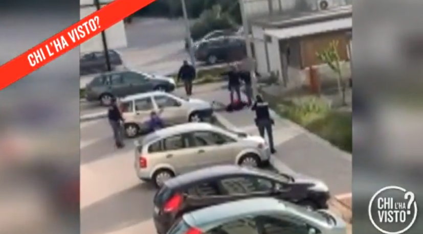 Il poliziotto che colpisce con un calcio in faccia un ragazzo fermato a Foggia mentre è a terra | VIDEO article-post