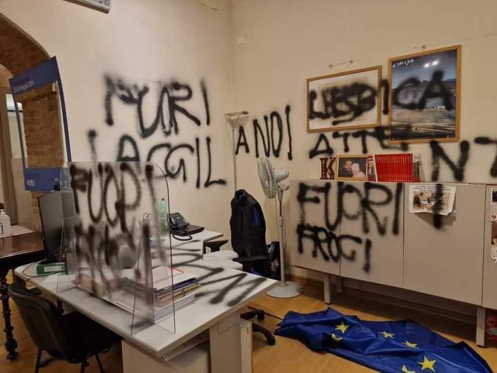 scritte omofobe univeristà siena scritte fasciste