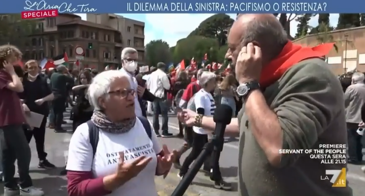 “Chi tace è complice”, parla la donna che ha zittito Vauro mentre diceva “Mattarella a non è più il garante della Costituzione” article-post